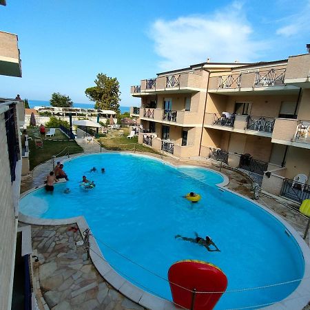 Appartamento Con Piscina Green Bay Village Pineto Exterior photo
